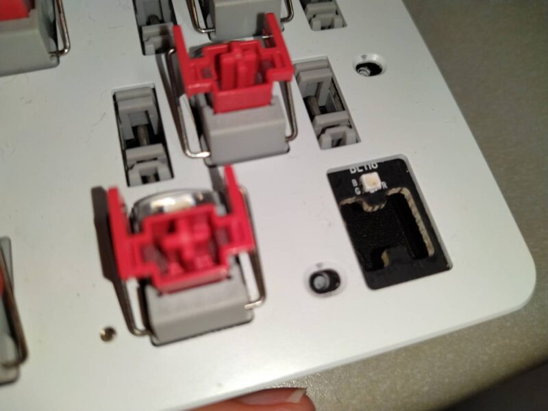 Razer Huntsman miniの赤軸を一部外した画像