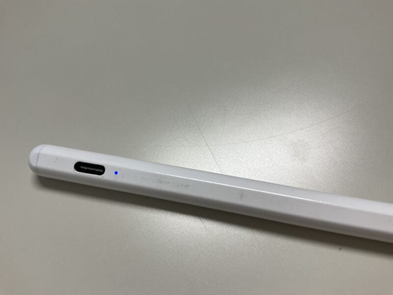 iPad用のスタイラスペンの写真。電源、充電口部分を拡大したもの