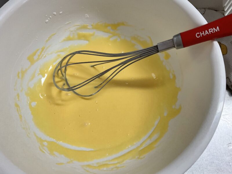 卵黄のボウルに米粉と牛乳と油をいれて混ぜた様子