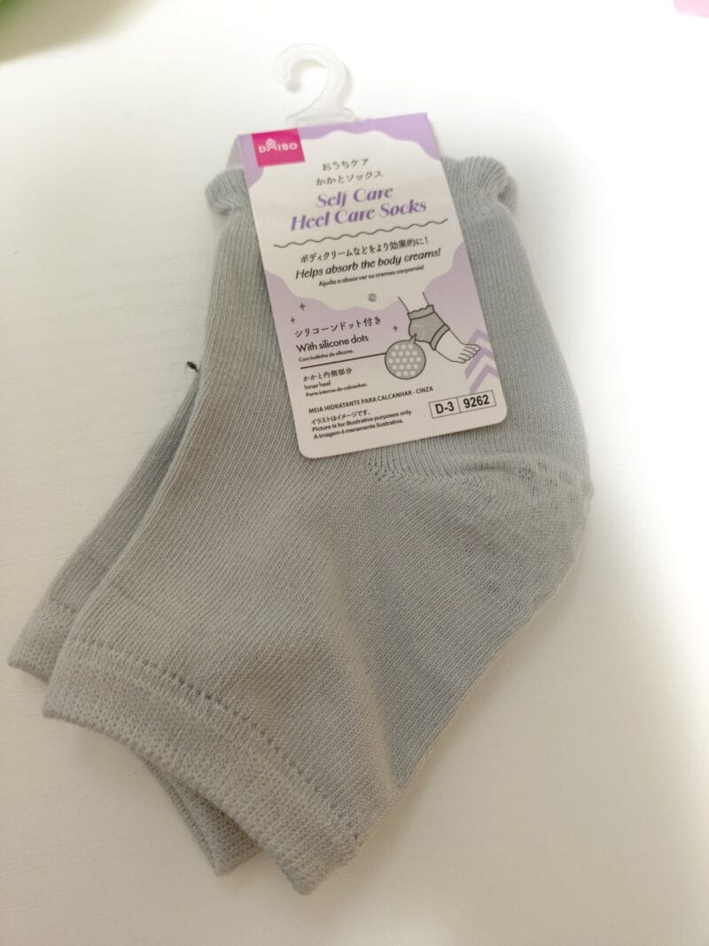 ダイソーのグレーのかかと用ソックスの写真。